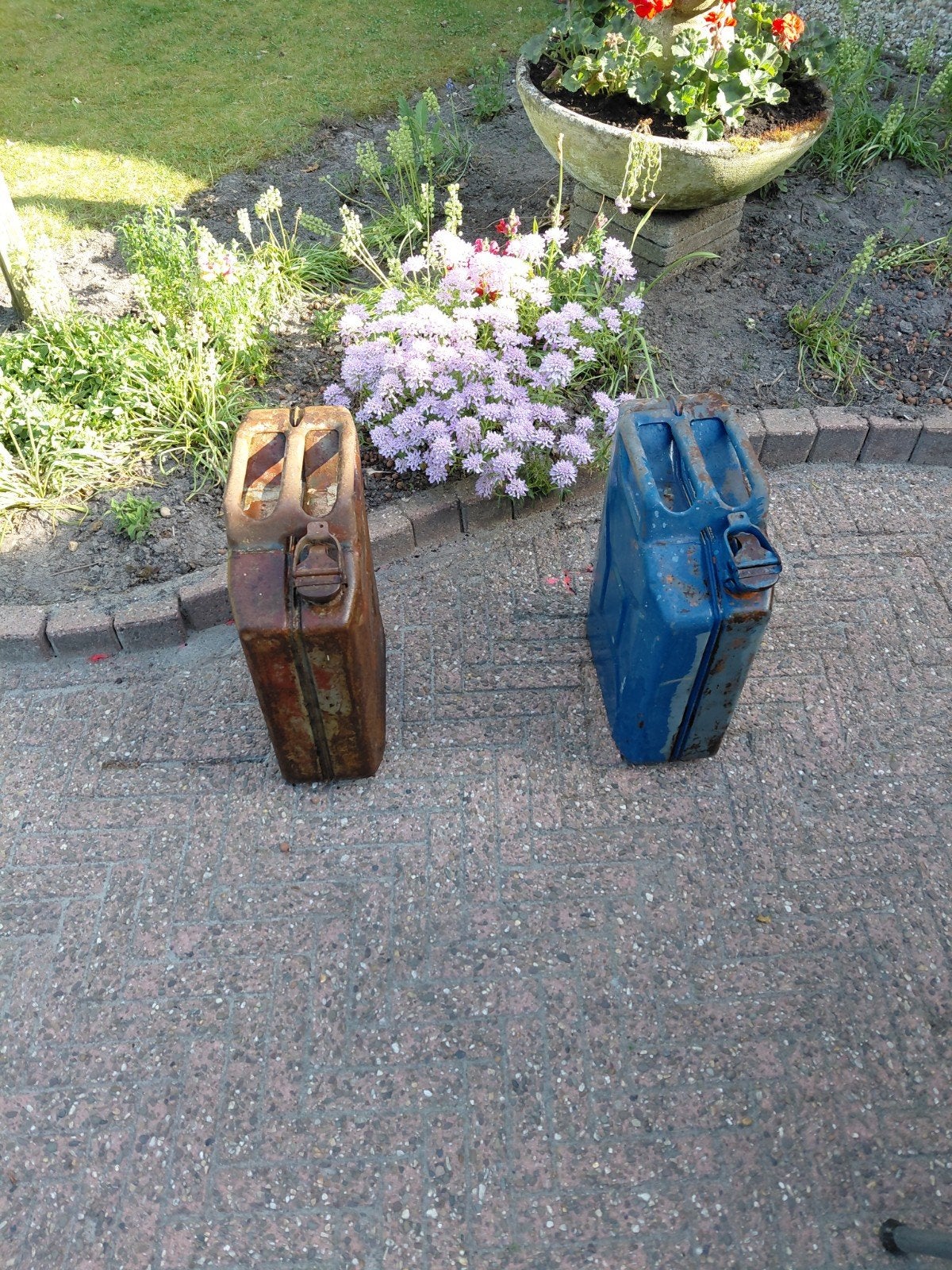 Oude jerrycans (2 stuks) - decoratie/opslag, Auto-onderdelen, Brandstofsystemen, Ophalen, Gebruikt, Universele onderdelen