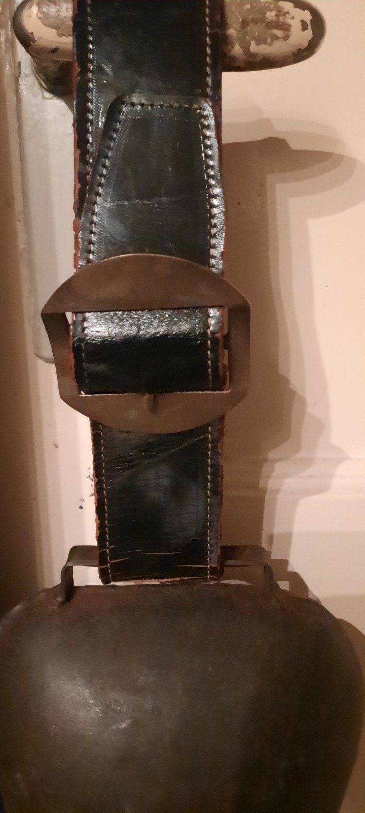 Antieke Koebel met Leren Halsband, Ophalen of Verzenden