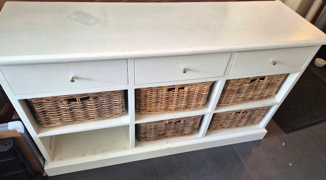 Wit dressoir met 6 rieten manden en 3 lades B150xD45xH85, Huis en Inrichting, Kasten | Dressoirs, Ophalen, Gebruikt, 100 tot 150 cm