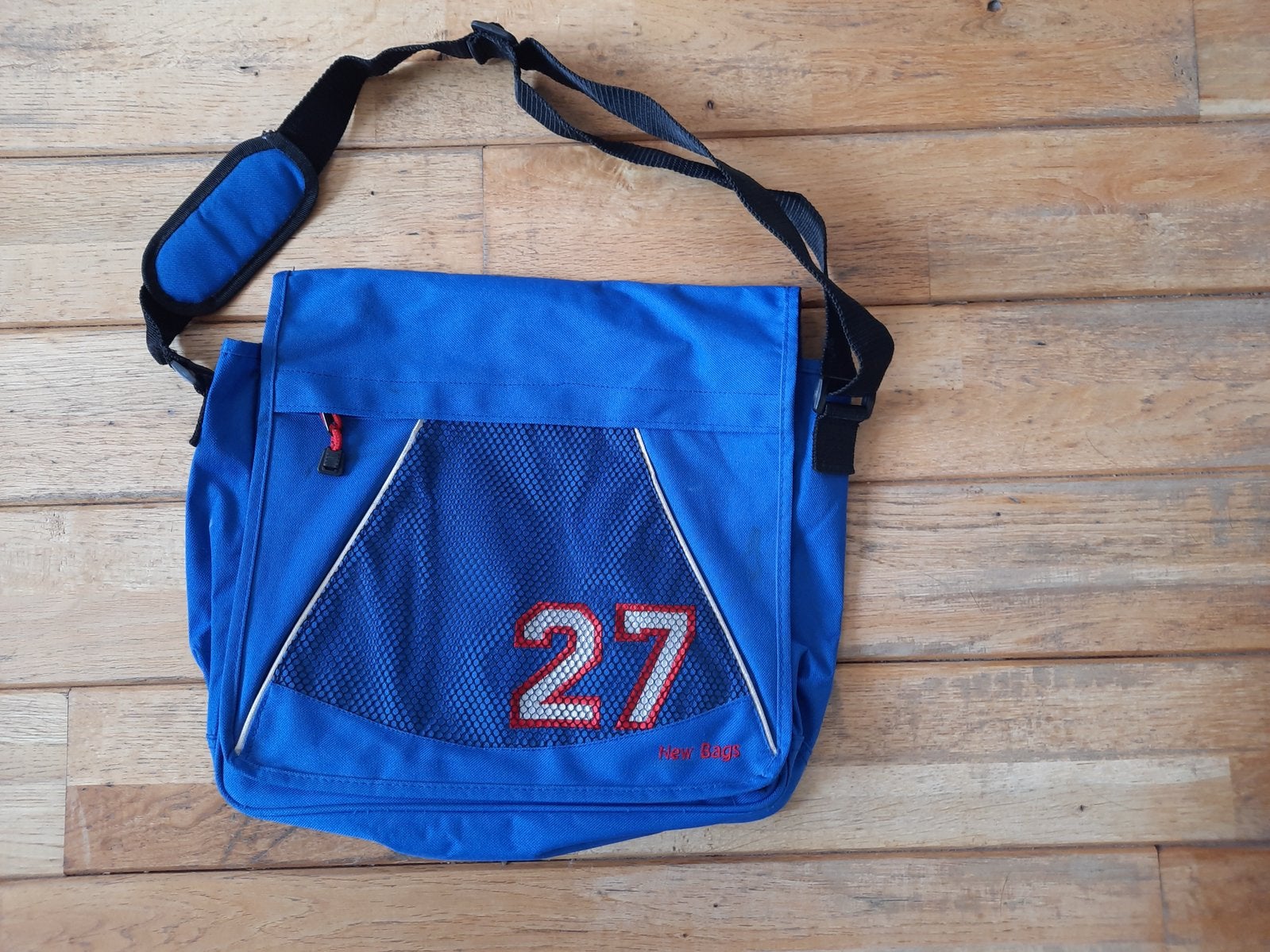 Blauwe schoudertas met nummer 27, Sieraden, Tassen en Uiterlijk, Tassen | Schoudertassen, Nieuw, Overige merken, Blauw, Ophalen of Verzenden