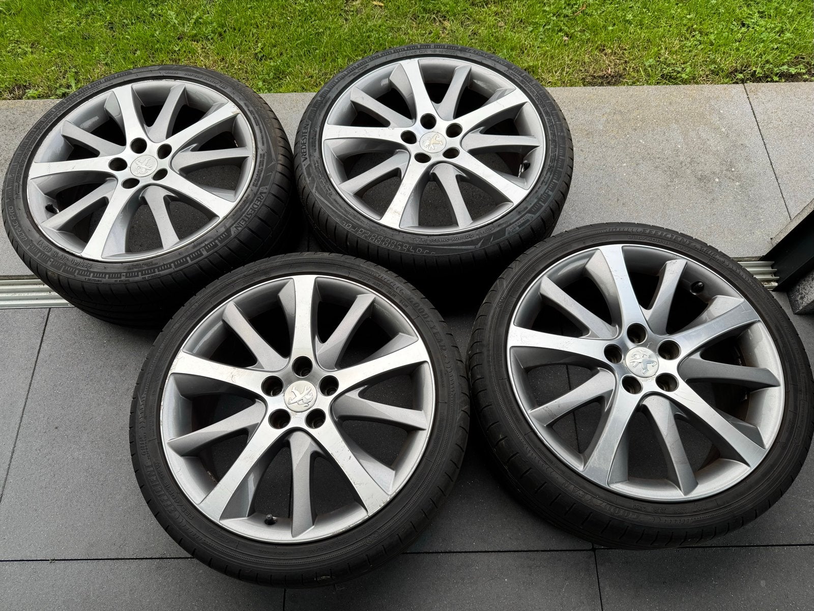 18 inch Peugeot velgen met (twee nieuwe) zomerbanden 308/508, 18 inch, Gebruikt, 255 mm, Banden en Velgen