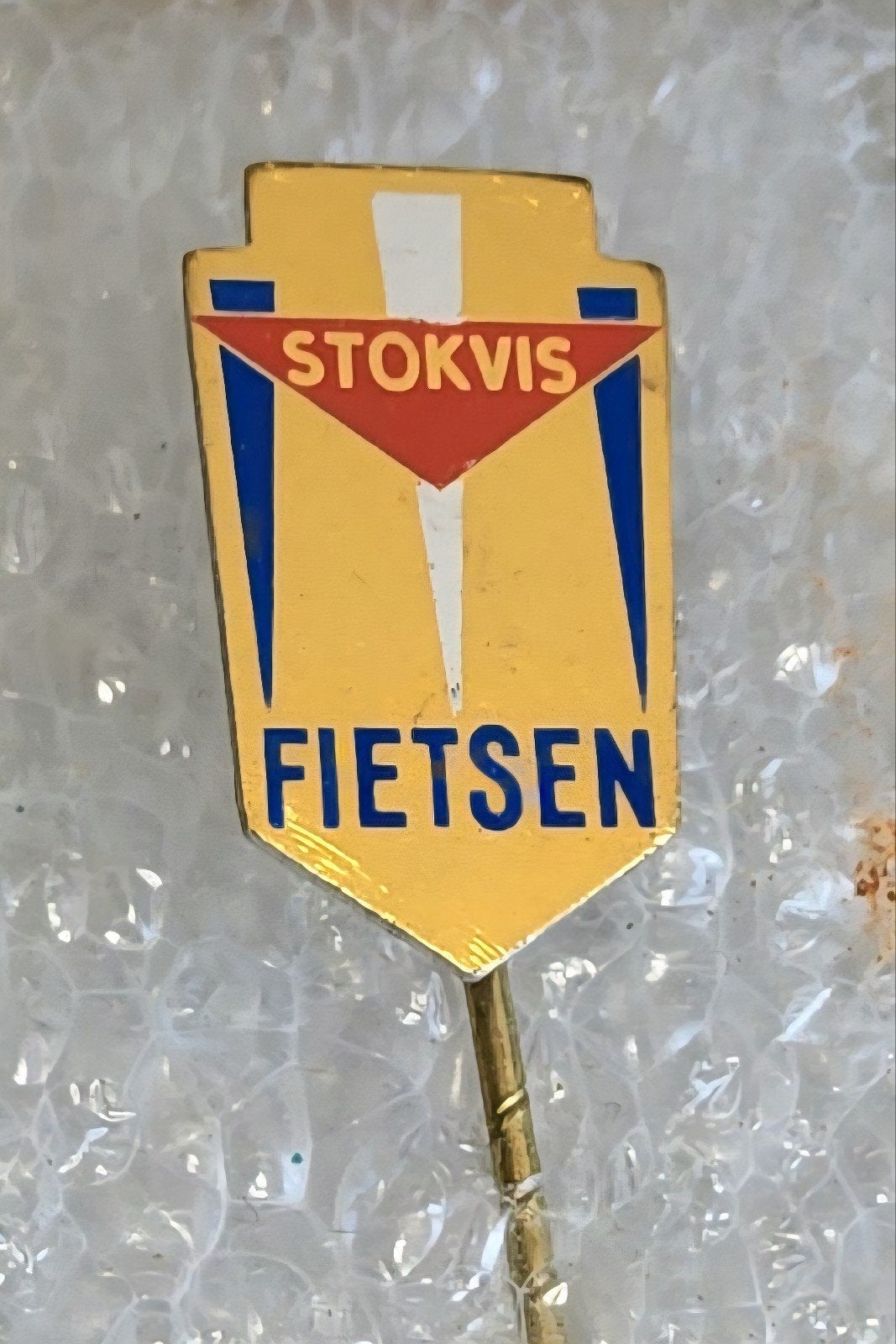 Vintage Stokvis Fietsen Speldje - Geel met Blauw en Rood, Ophalen of Verzenden, Gebruikt, Transport, Speldje of Pin