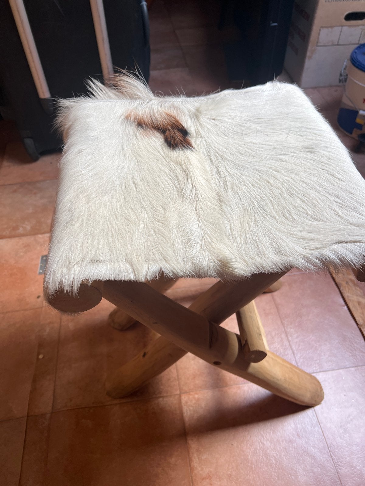 Decoratieve kruk met houten onderstel en vachtzitting, Huis en Inrichting, Ophalen, Gebruikt, Hout