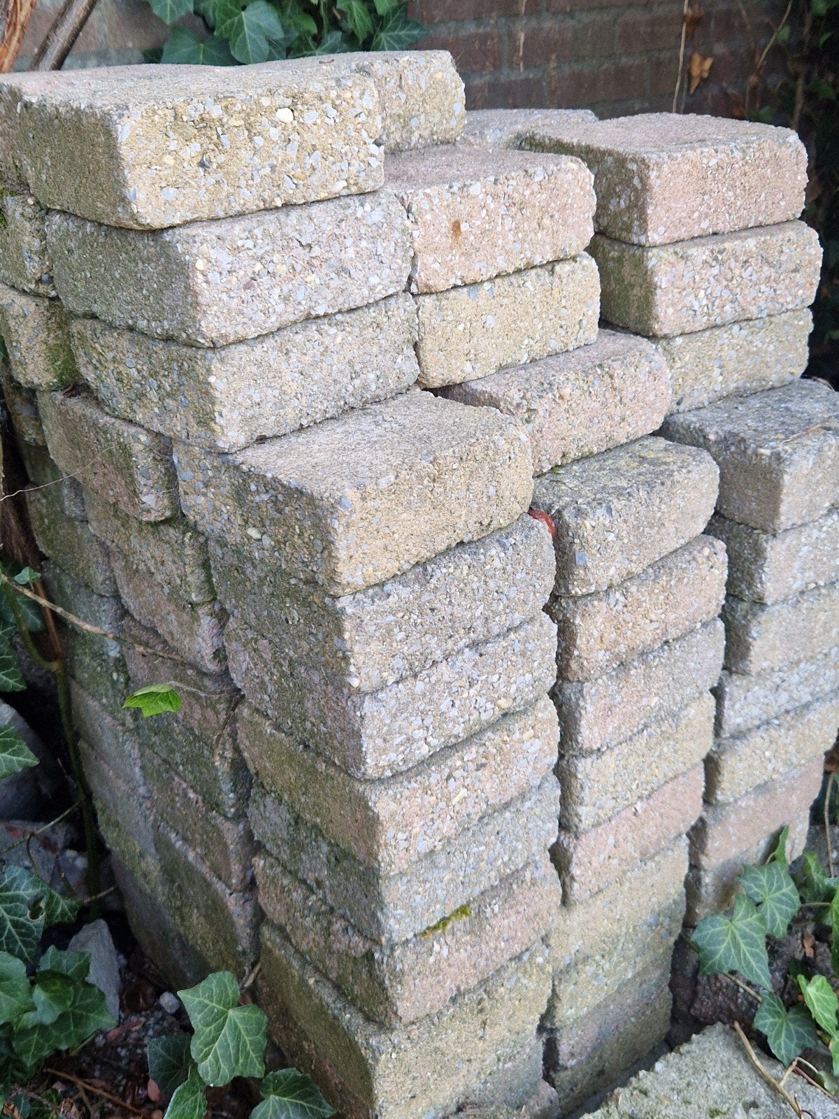 GRATIS! 135 gebruikte trommelstenen /80 terrastegels/klinker, Gebruikt, Ophalen of Verzenden, 10 m² of meer, Beton