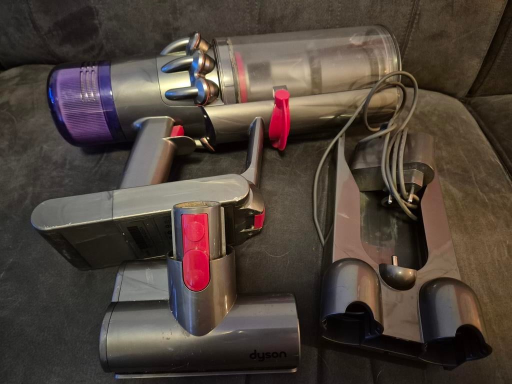 Dyson v11 met storing, Gebruikt, Stofzuiger, Ophalen of Verzenden, Minder dan 1200 watt