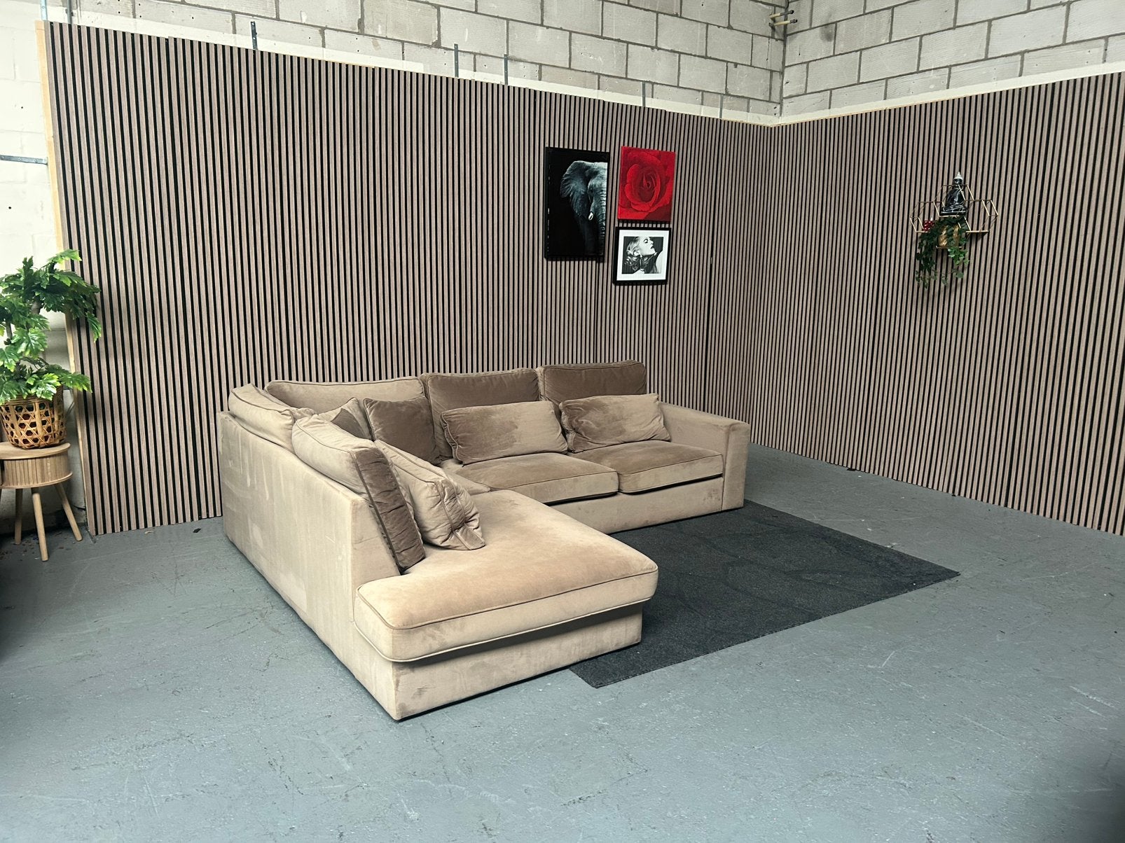 Foto 2 van GRATIS LEVERING Velvet Hoekbank Beige 284X225 GEREINIGD