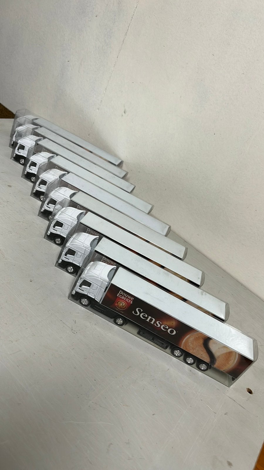 30 stuks Douwe Egberts Senseo vracht auto’s schaal 1 op 87, Ophalen, Nieuw