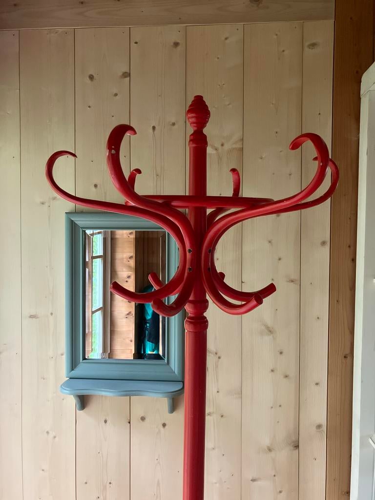 Vintage rode houten kapstok, draaibare bovenkant, Ophalen, Gebruikt, Staande kapstok, 150 tot 200 cm