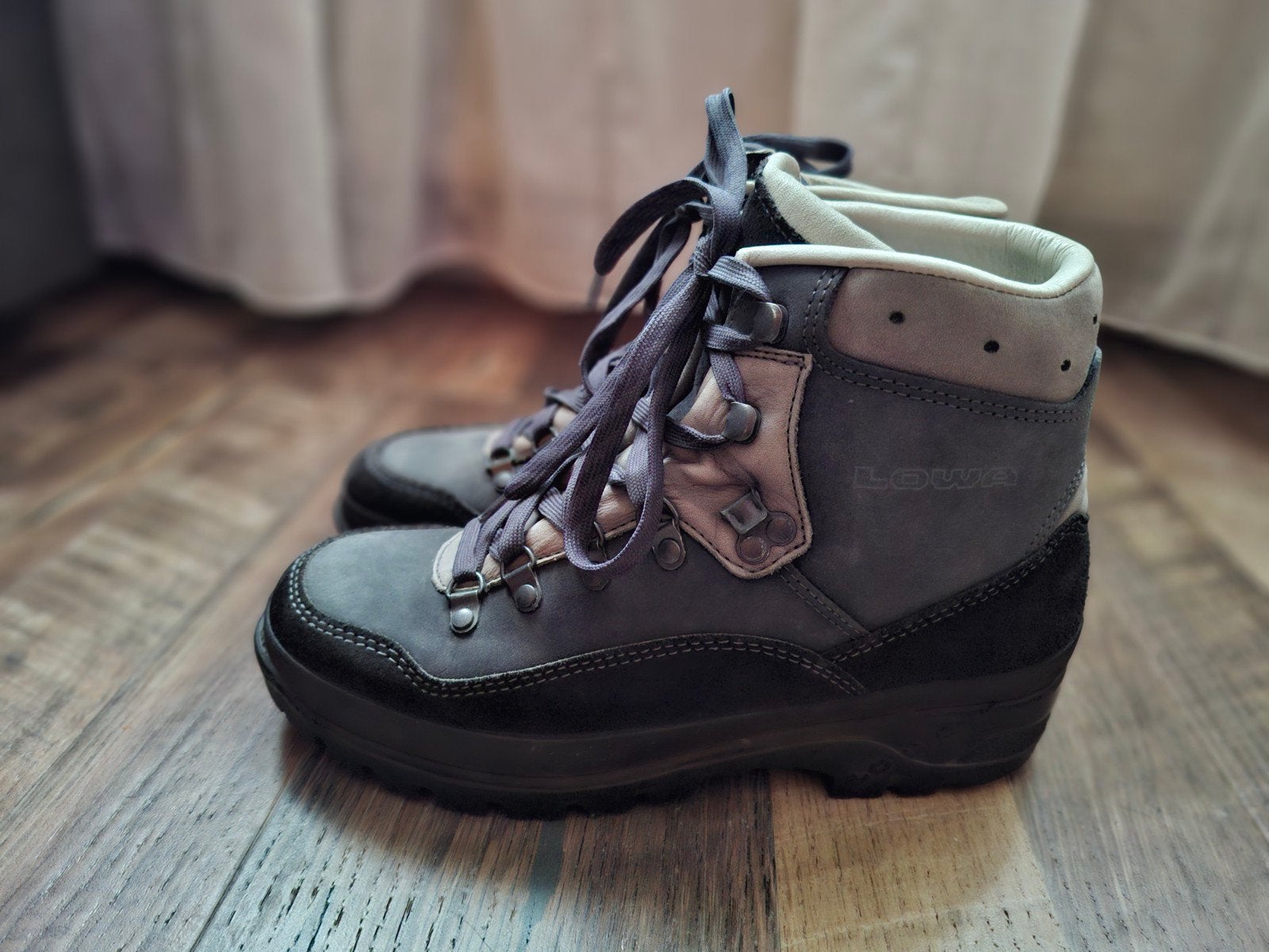 Lowa Maat 41, Kleding | Dames, Zo goed als nieuw, Grijs, Wandelschoenen, Ophalen of Verzenden