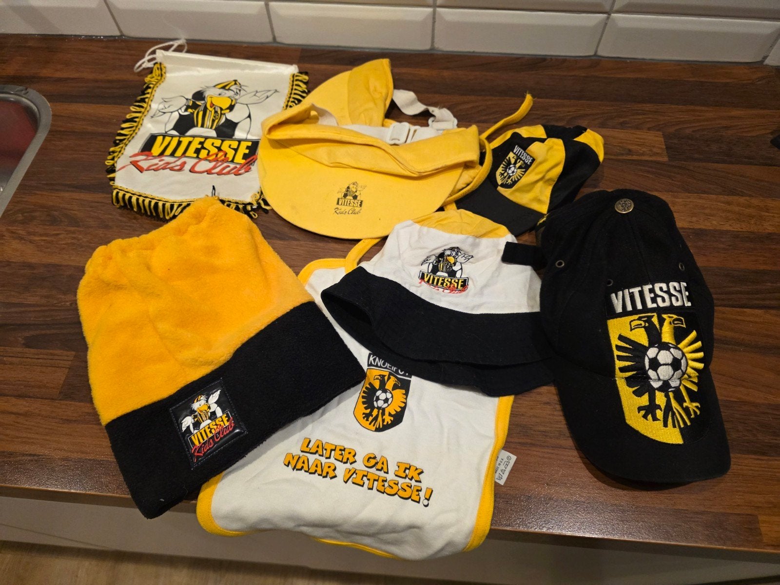 Vitesse voetbalclub verzamelitems: mutsen, petten, vaantje, Verzamelen, Ophalen of Verzenden, Gebruikt, Vitesse, Vaantje of Sjaal