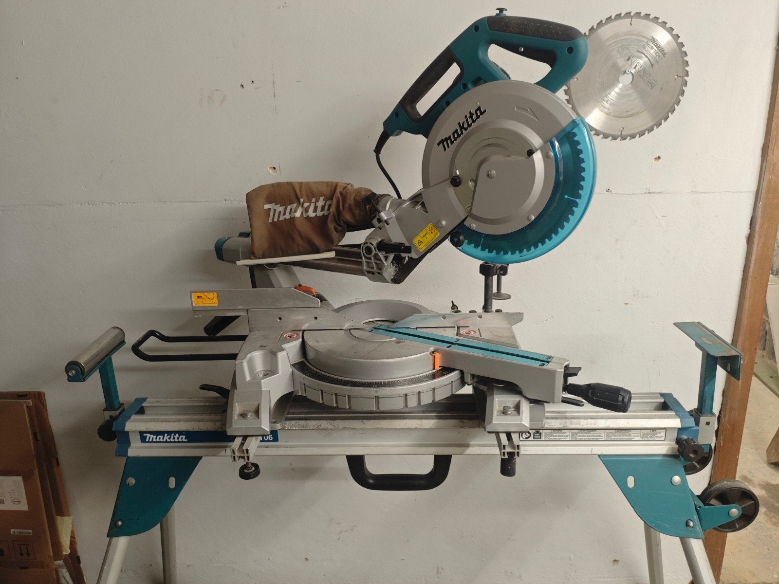 makita afkortzaag met onderstel, Ophalen, 70 mm of meer, Zo goed als nieuw, Afkortzaag