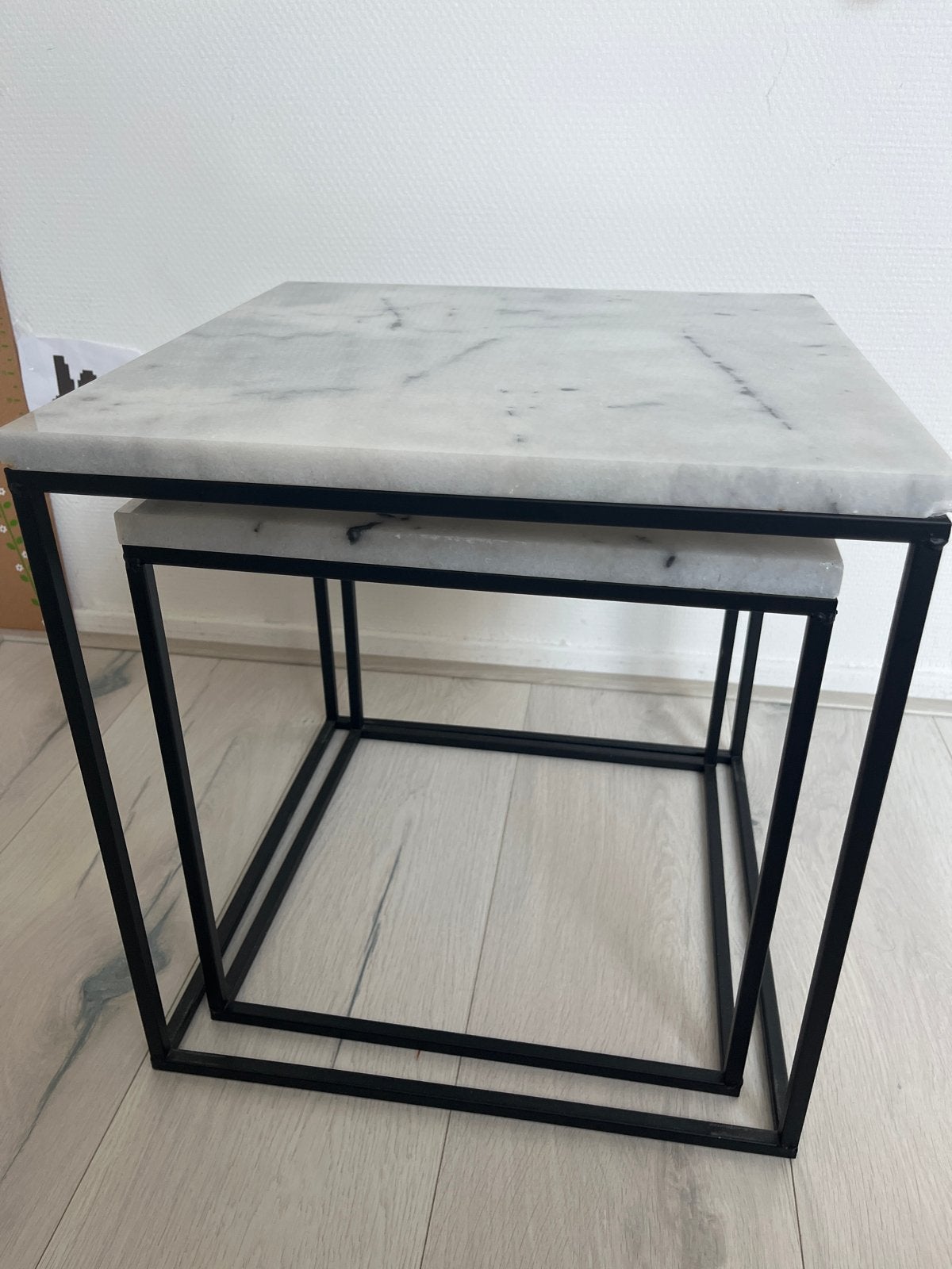 Set van 2 marmeren bijzettafels - wit met zwart onderstel, Huis en Inrichting, Ophalen, Minder dan 55 cm, Vierkant, Zo goed als nieuw