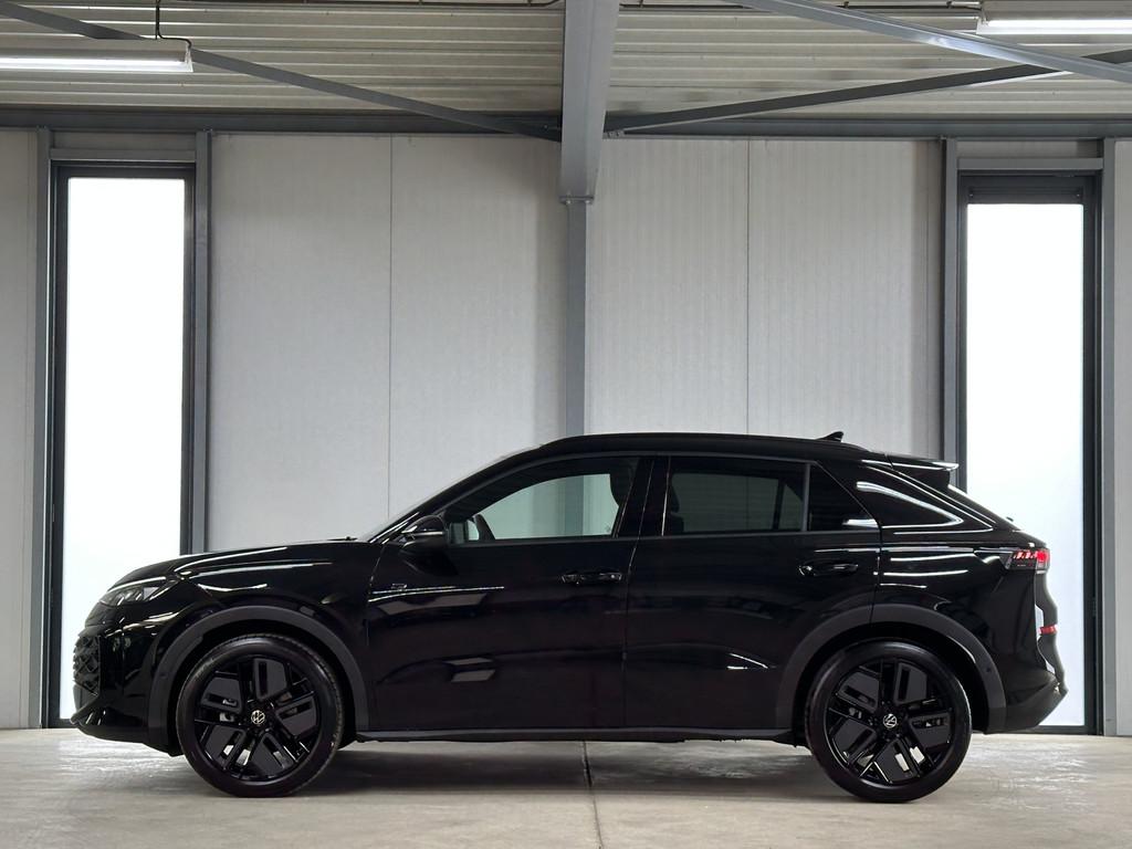 Volkswagen T-Roc 1.5 eTsi R-Line First Edition | IQ light |, Auto's, Volkswagen, Zwart, 4 cilinders, Leder en Stof, Zwart