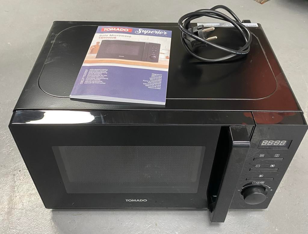 Tomado Magnetron Solo TMS2002B Zwart - Zo goed als nieuw, Witgoed en Apparatuur, Magnetrons, Ophalen, Minder dan 45 cm, Draaiplateau