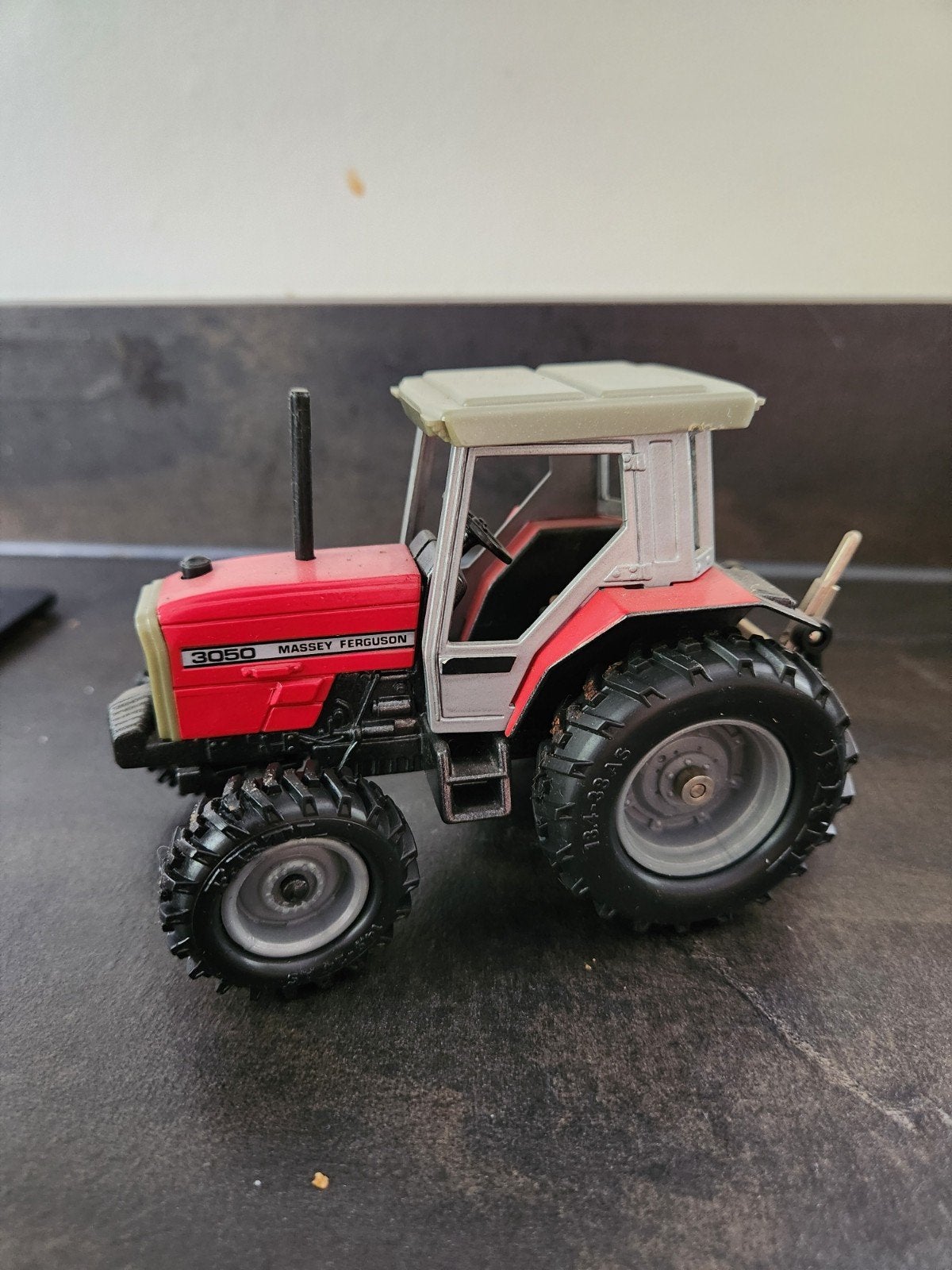 Massy Ferguson 3050, Ophalen of Verzenden, Tractor of Landbouw, Universal Hobbies