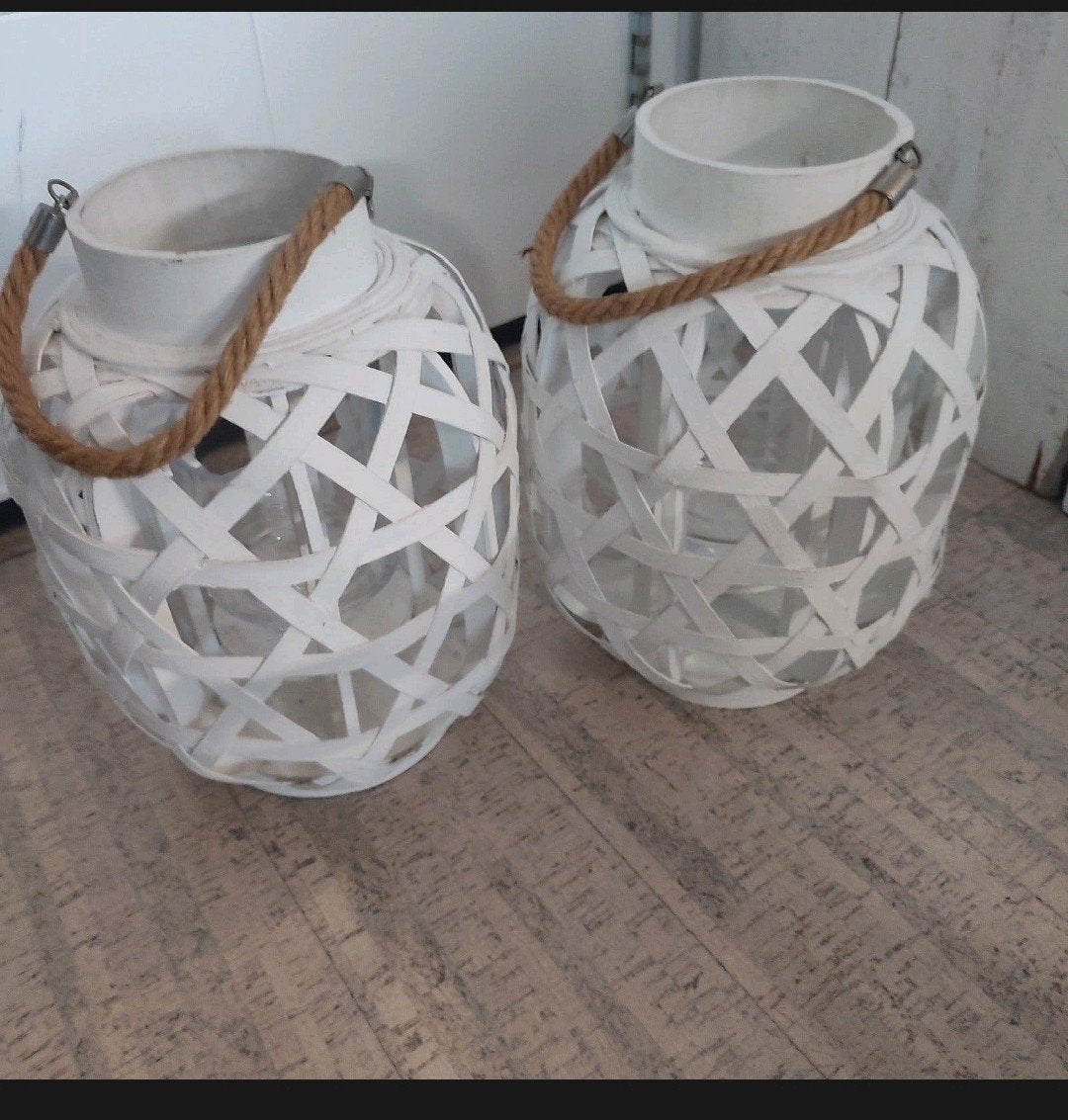 Twee ronde, witte rieten lantaarns met touw en glas, 20x30, Lantaarn, Wit, Ophalen of Verzenden, 30 cm
