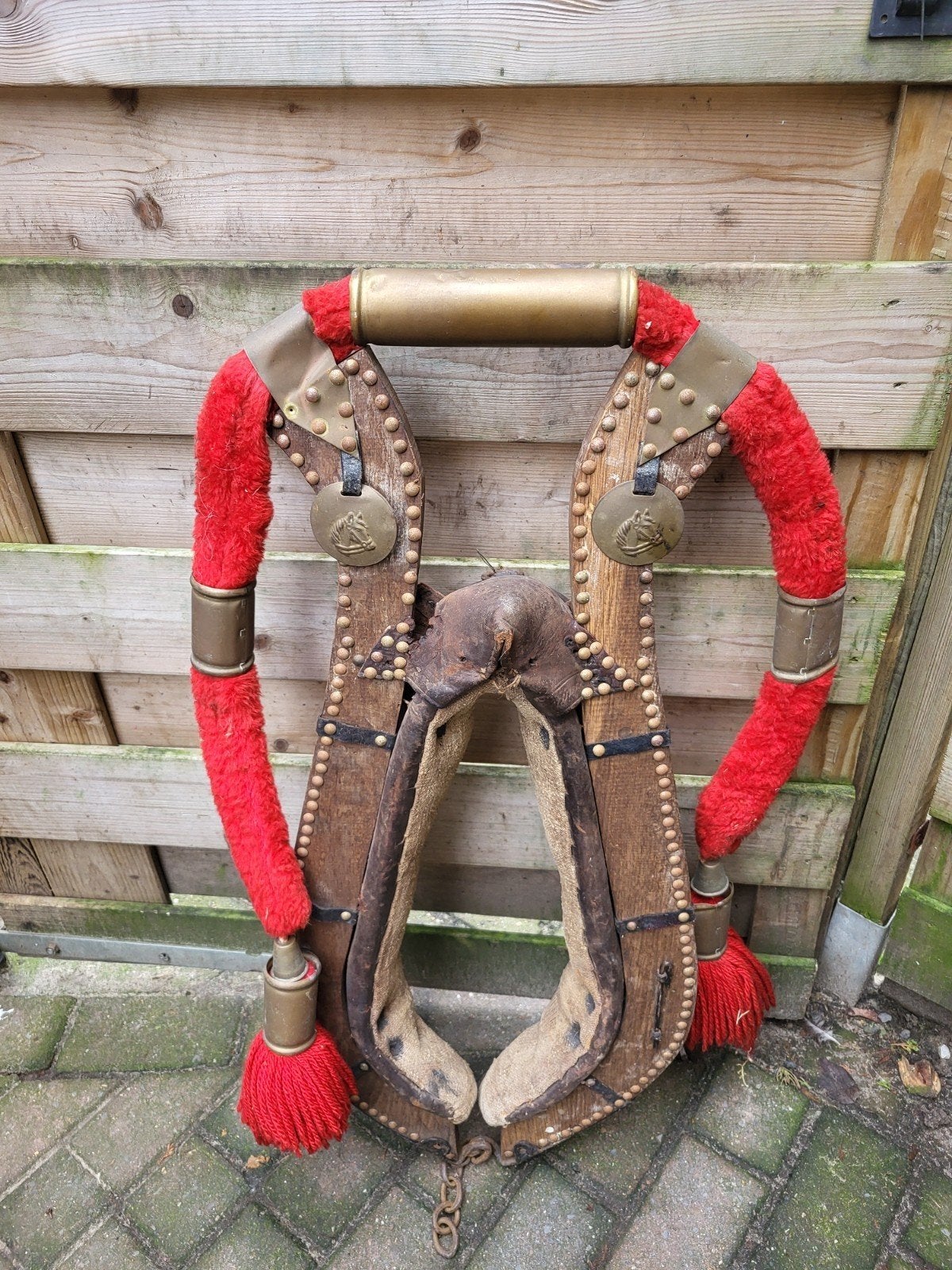 Mooi oud juk - Decoratief paardenjuk met rode details, Ophalen of Verzenden