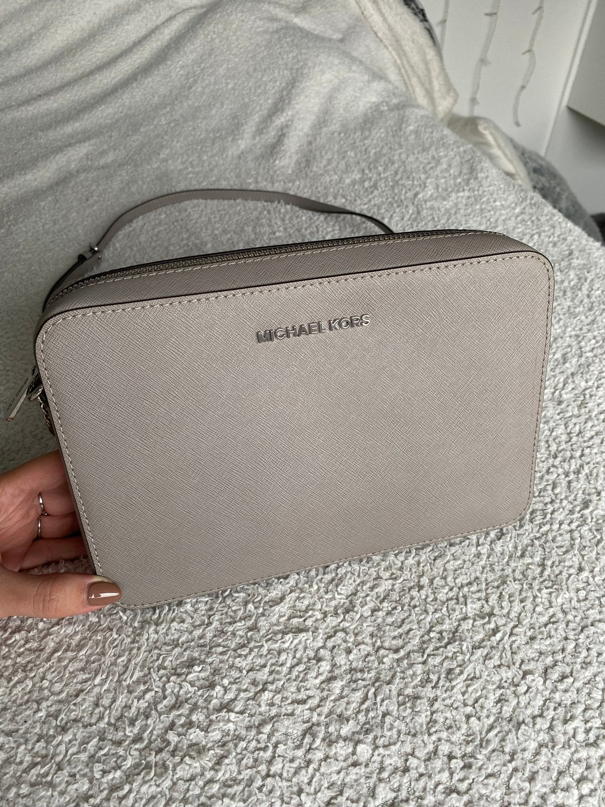 Michael Kors large crossbody bag Saffiano leer (licht)grijs, Sieraden, Tassen en Uiterlijk, Tassen | Damestassen, Ophalen of Verzenden