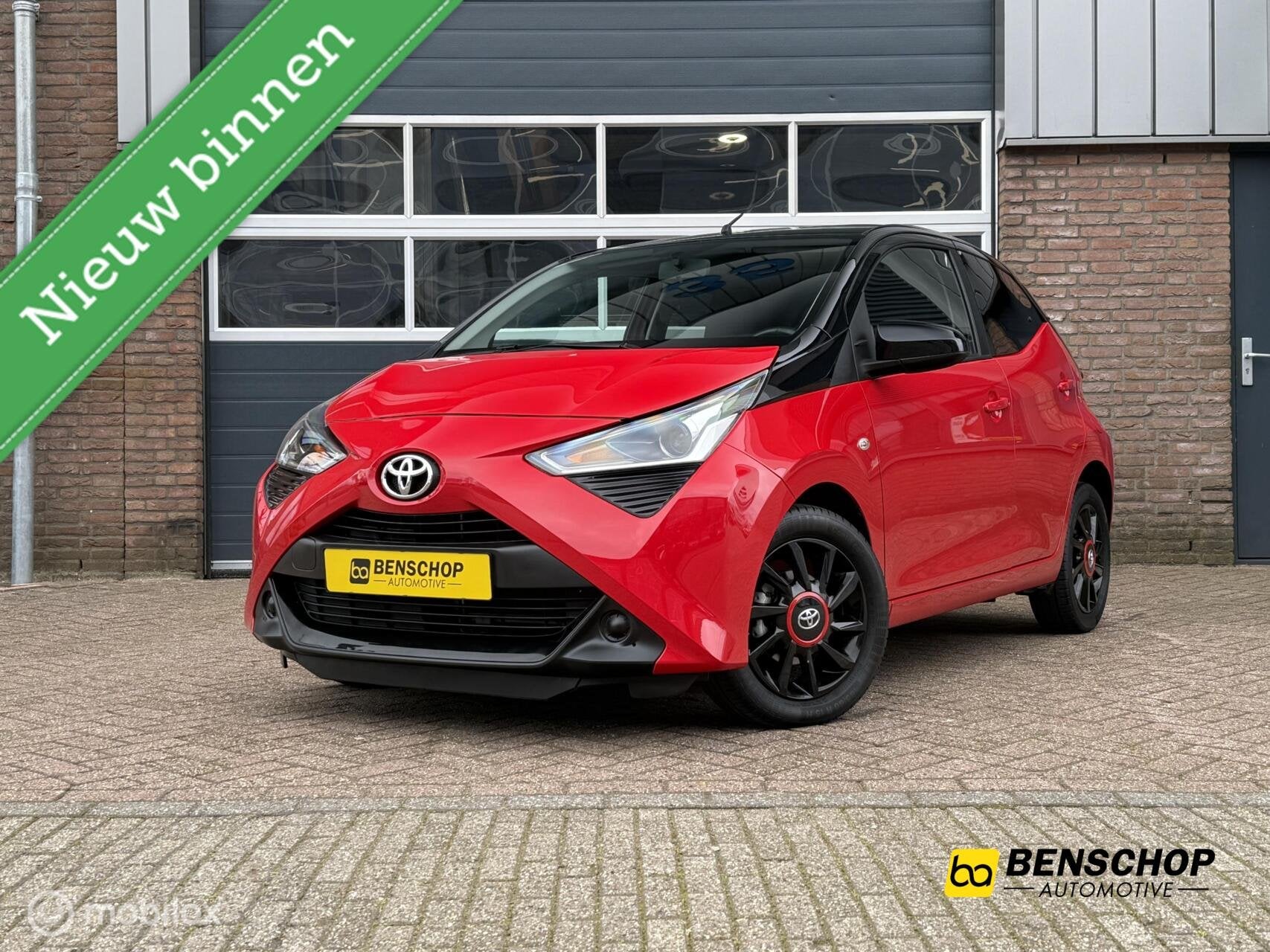 Toyota Aygo 1.0 VVT-i x-play Bi-tone Carplay Camera Lichtmet, Auto's, Voorwielaandrijving, Stof, 4 stoelen, Bedrijf