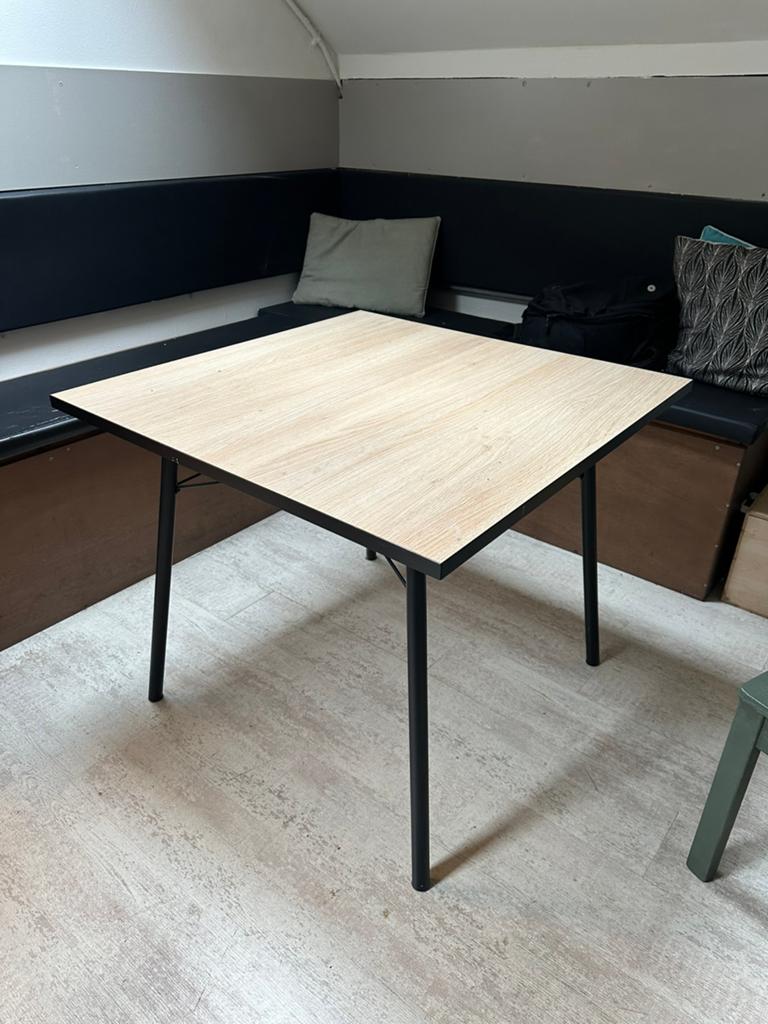 vierkante eettafel met zwart metalen poten, Ophalen, Gebruikt, Vierkant, Tot twee personen