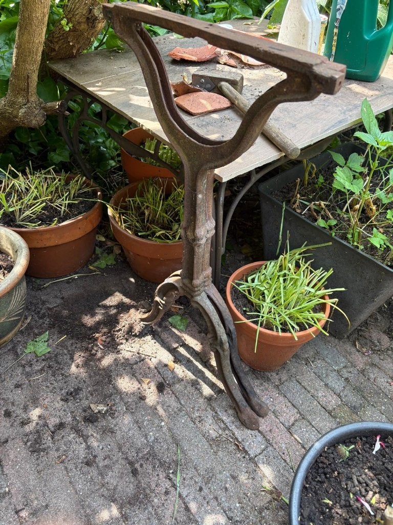Gietijzeren staanders voor tuintafeltje, Tuin en Terras, Tuintafels, Ophalen, Gebruikt, Rond, Metaal