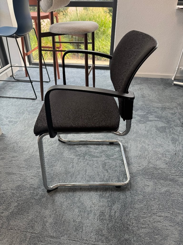 Kohl vergaderstoel zwart met armleuningen, Ophalen, Kunststof, Zwart, Nieuw