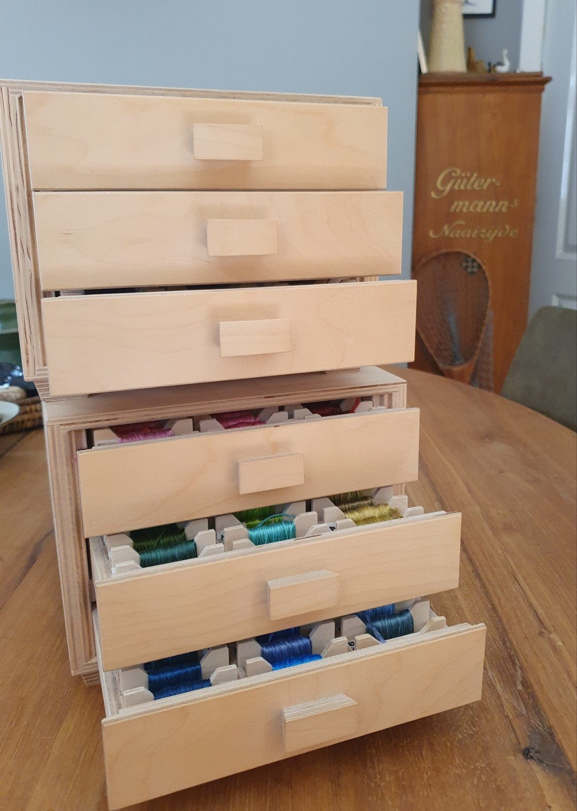 DMC borduurgaren houten 3 ladenkastje nr 1, Hobby en Vrije tijd, Borduren en Borduurmachines, Verzenden, Nieuw, Borduurgaren of Zijde