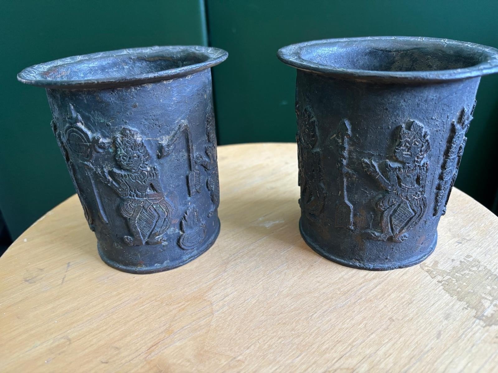 Set van 2 antieke bronzen bekers met reliëf, Ophalen of Verzenden