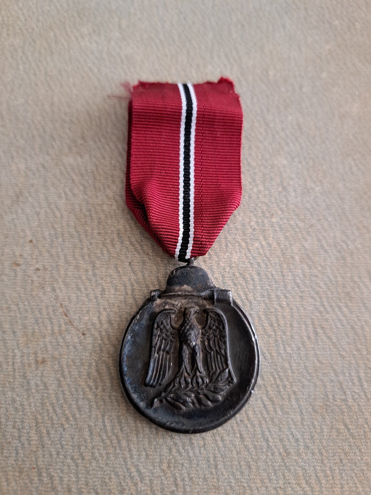 Duitse Oostfront medaille 1957  embleem, Verzamelen, Militaria | Algemeen, Ophalen of Verzenden, Landmacht, Duitsland, Lintje, Medaille of Wings