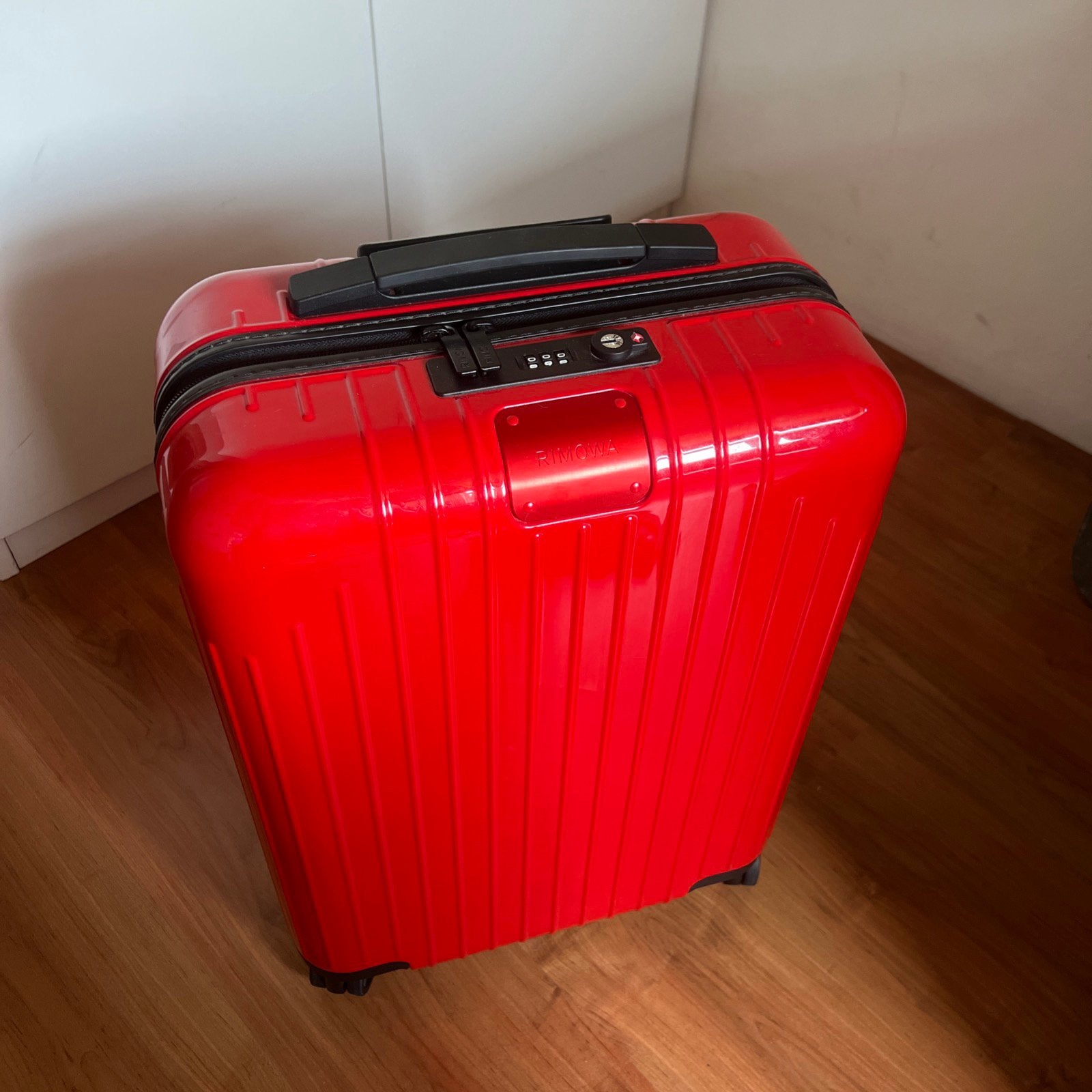 Rimowa Essential Lite Cabin S Gloss Red Discontinued Carry, Ophalen of Verzenden, Zo goed als nieuw, Hard kunststof, Slot