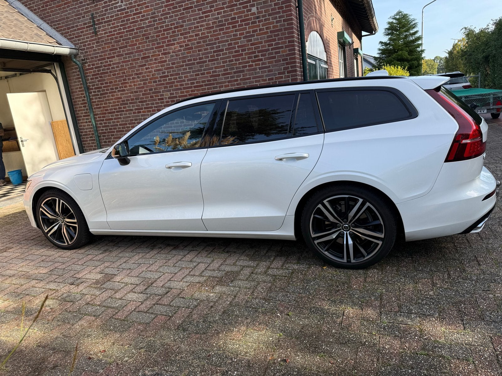 Volvo V60 T6 Recharge R-Design B&W 340pk AWD 2021 Wit, 4 cilinders, Wit, Te koop, 750 kg