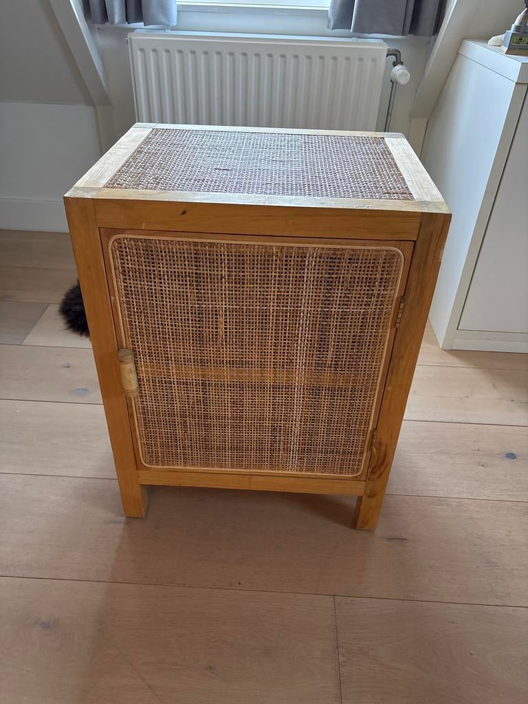 Houten nachtkastje met rotan deur, Huis en Inrichting, Kasten | Overige, Ophalen, Gebruikt