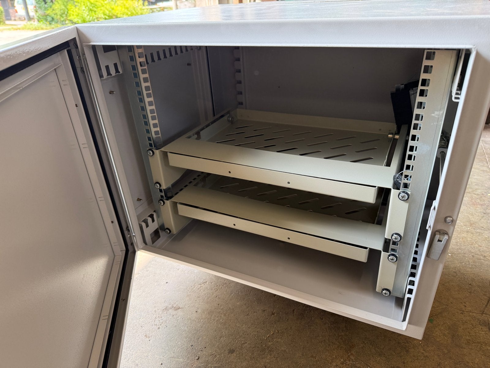 Compacte serverkast met legplanken, Ophalen, Gebruikt