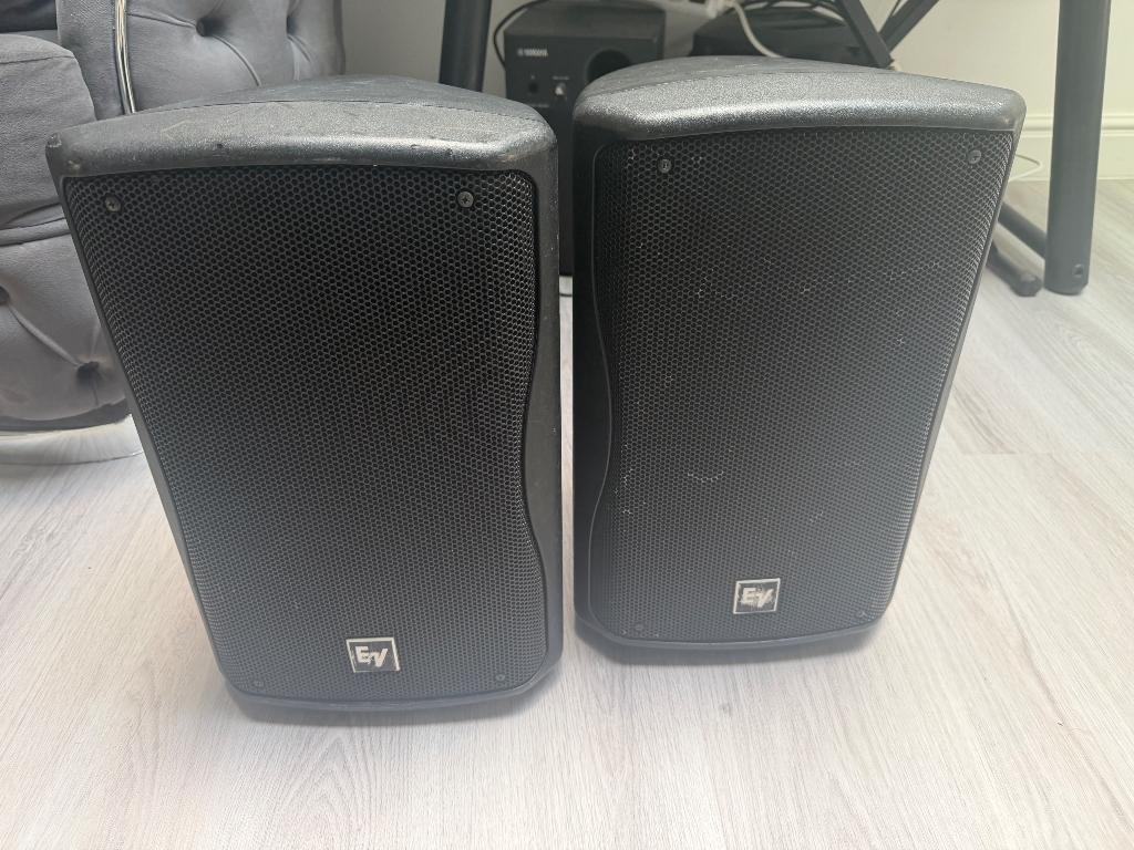 2 x electro voice Zx1a