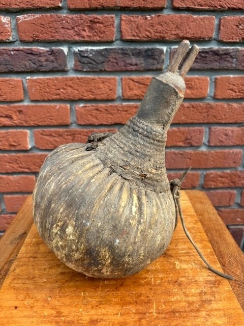 Afrikaanse antieke handgemaakte, tribale lederen kruik ., Ophalen of Verzenden