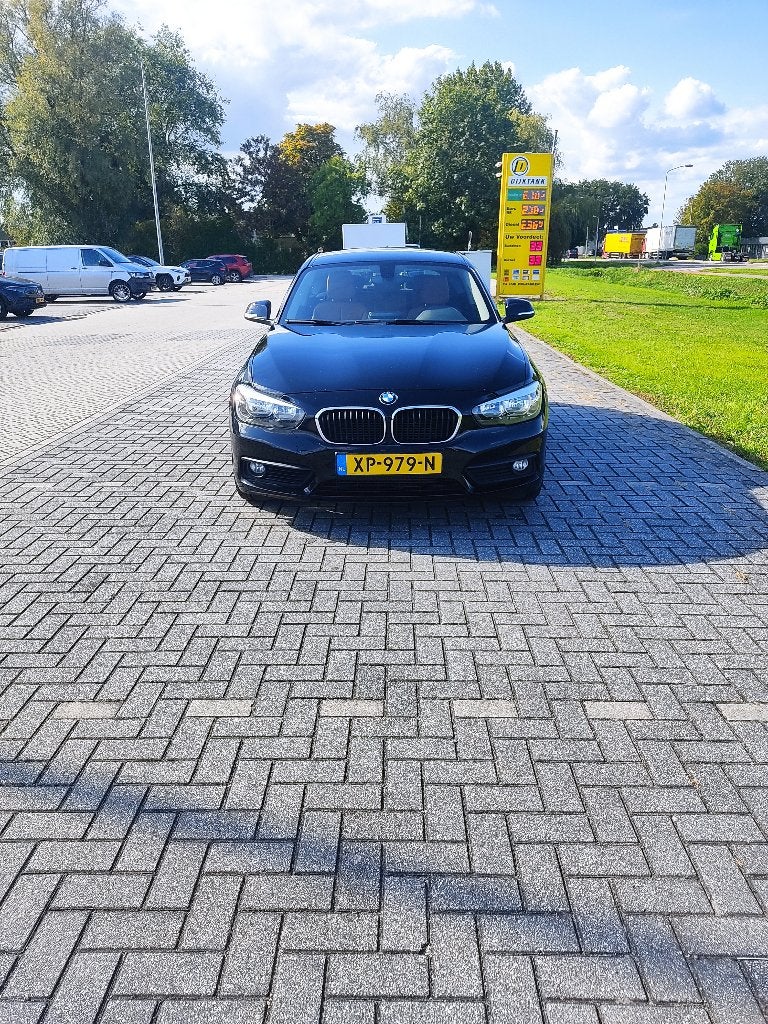 BMW 1-Serie 118i 136pk Aut 2018 Zwart, Auto's, Automatische klimaatregeling, 1290 kg, Zwart, Bruin