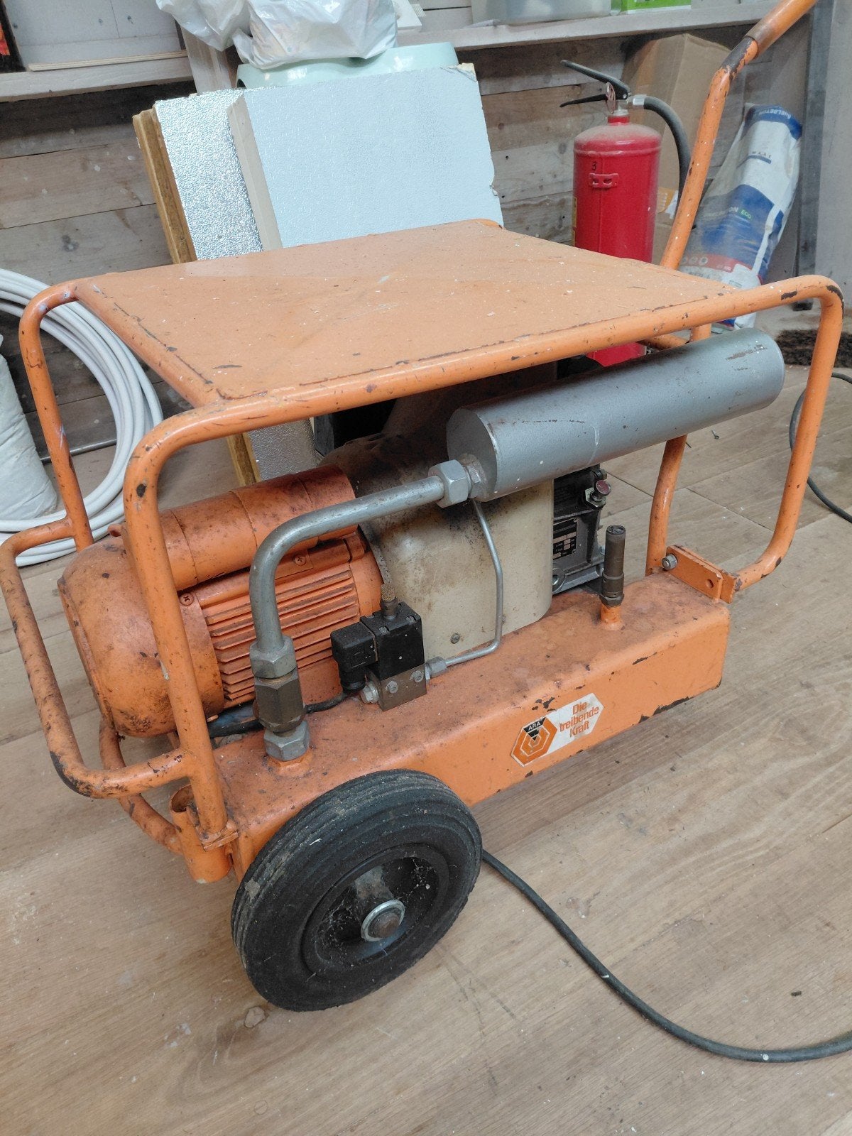 Mobiele compressor - Gebruikt, maar werkt goed, Ophalen, Gebruikt, 6 tot 10 bar, Minder dan 200 liter/min