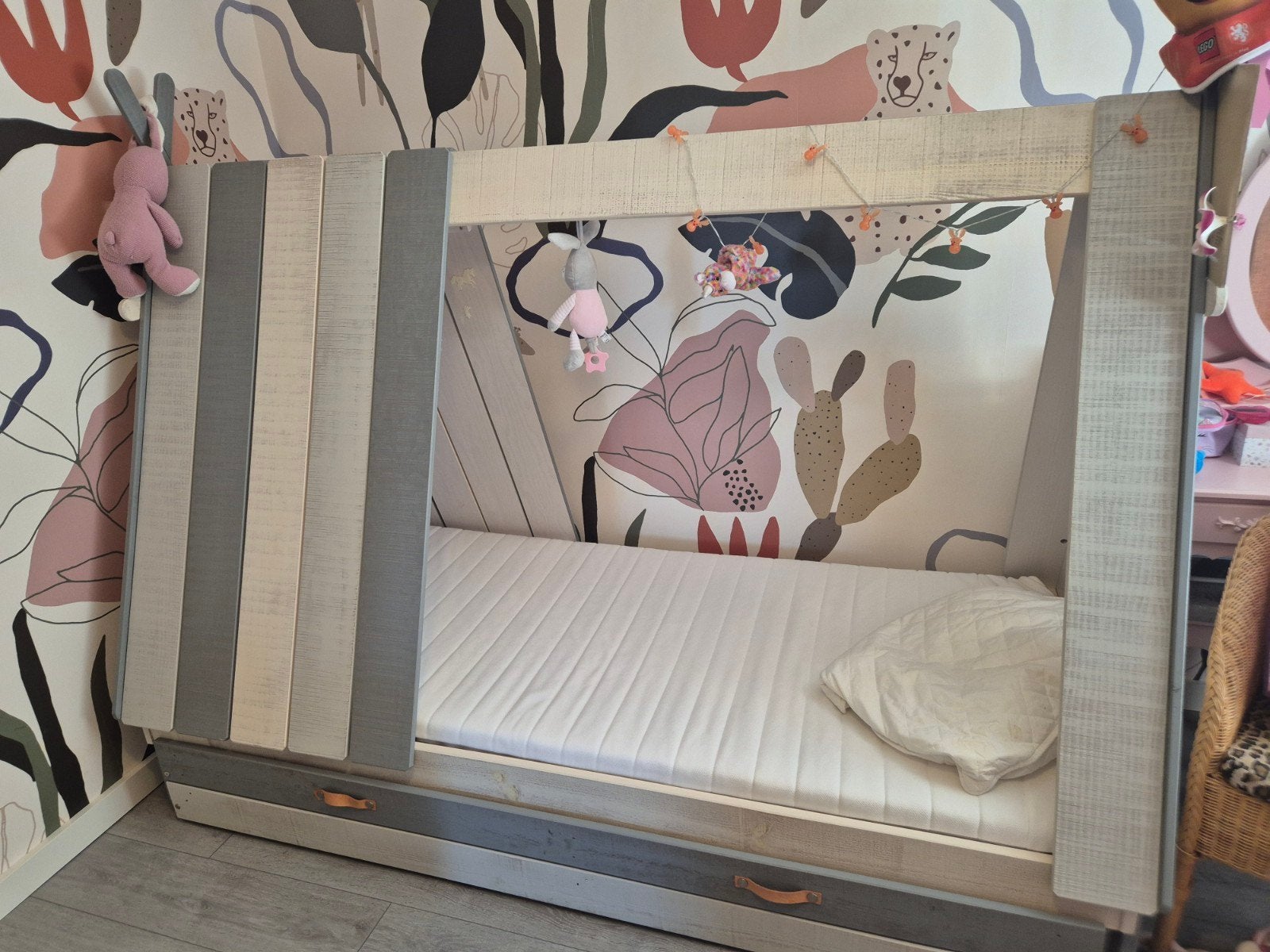 Uniek Kinderbed met Uitschuiflade, Kinderen en Baby's, Ophalen, 70 tot 85 cm, Zo goed als nieuw, Lattenbodem