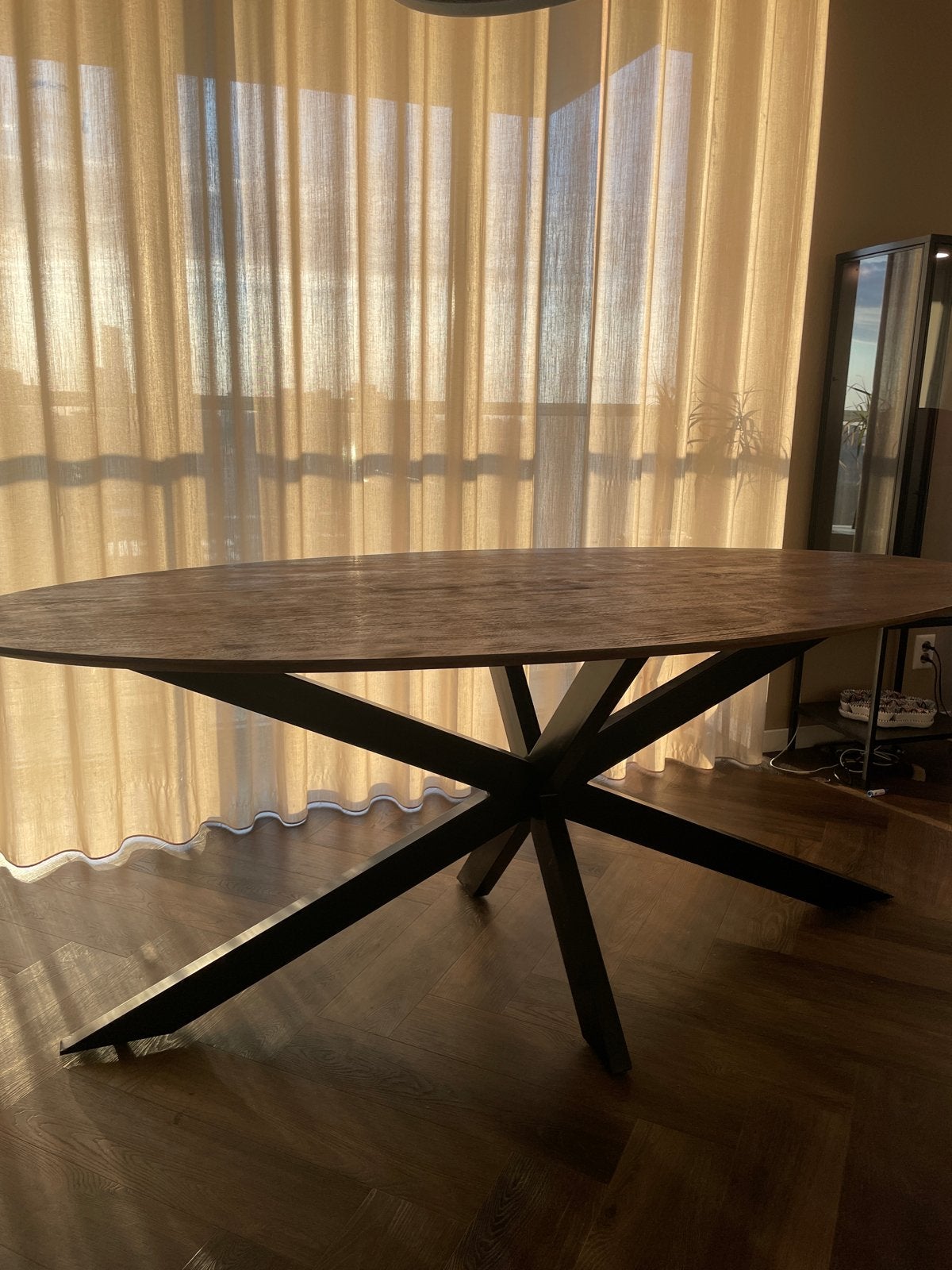 VANDAAG WEG: Ovale eettafel met spinpoot - Eikenhout, Huis en Inrichting, Ophalen, Gebruikt, 100 tot 150 cm, Eikenhout