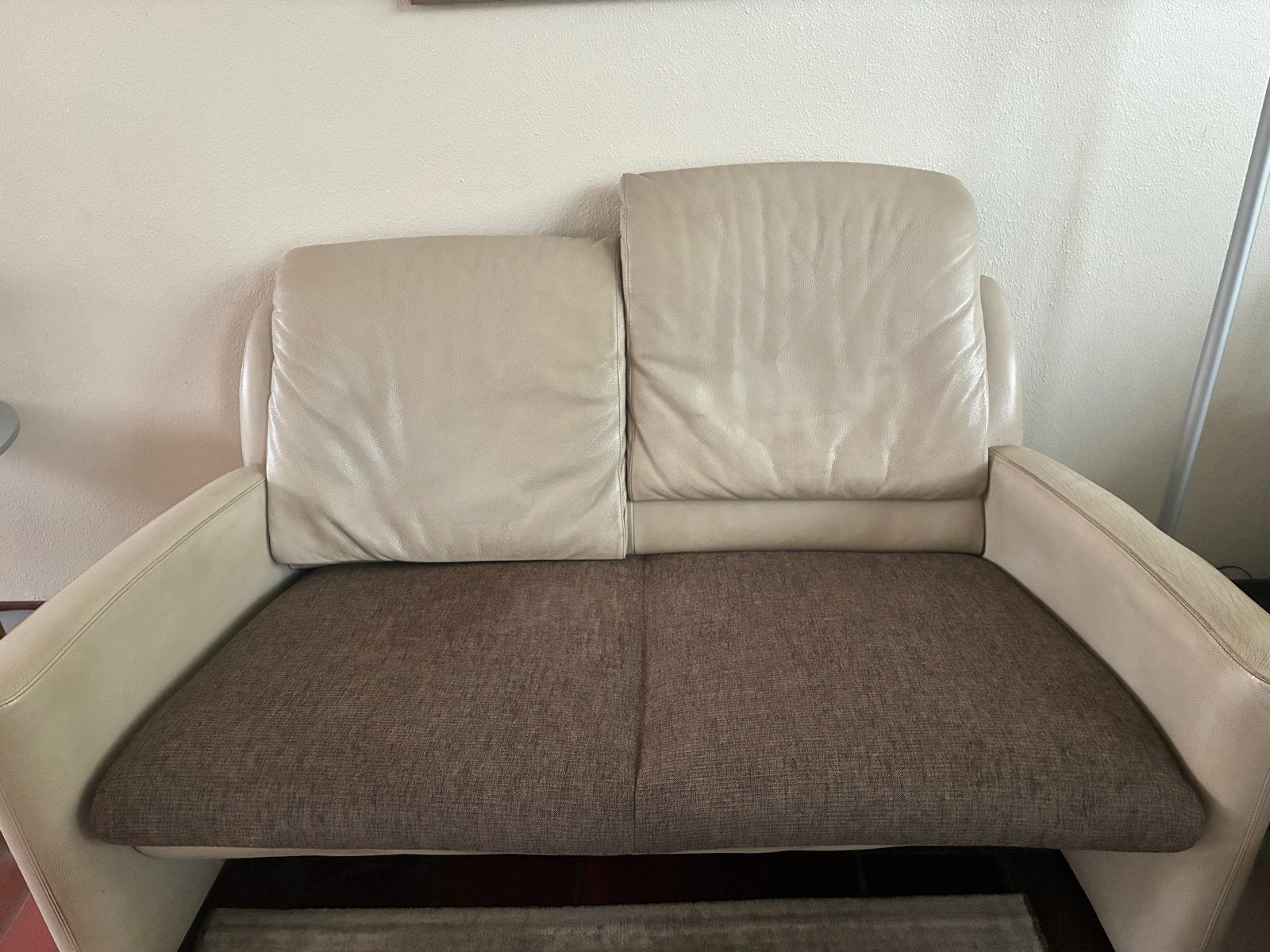 Gratis Twee maal 2,5 zitbank leer/stof beige/bruin Leolux, Ophalen, Gebruikt, 150 tot 200 cm, Tweepersoons