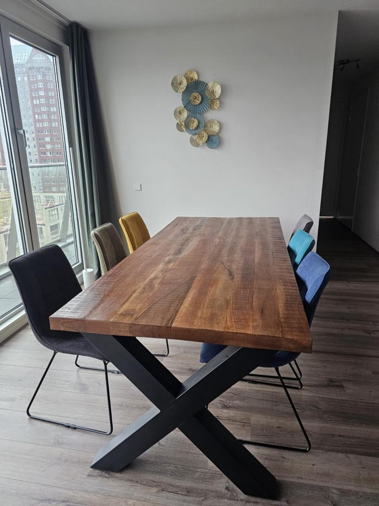 Houten eettafel met zwarte poten en 6 gekleurde stoelen, Huis en Inrichting, Complete eetkamers, Ophalen of Verzenden, Gebruikt