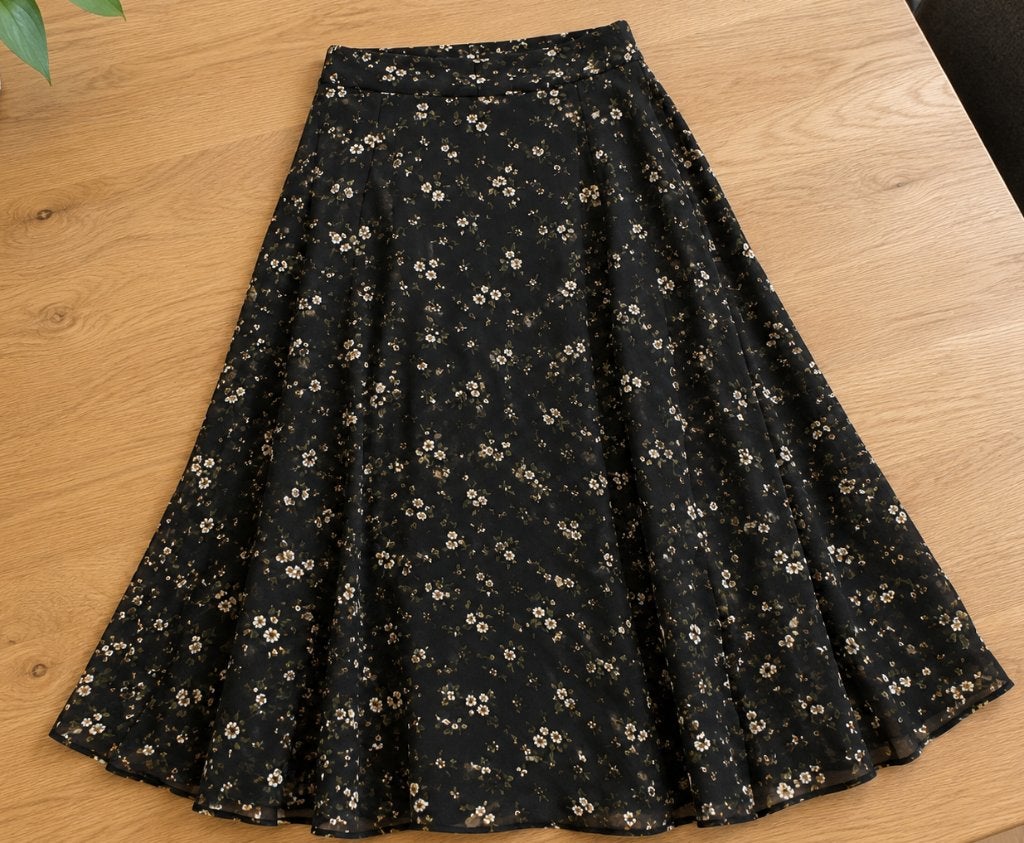 Zwarte rok met bloemenpatroon, Kleding | Dames, Maat 38/40 (M), Verzenden, Zwart, Knielengte