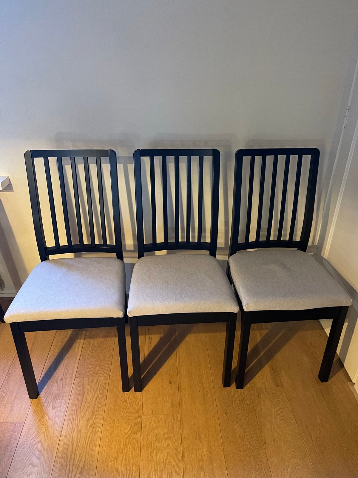 3x IKEA eetkamerstoelen - Zwart met grijze stoffen zitting, Ophalen, Gebruikt, Drie, Zwart