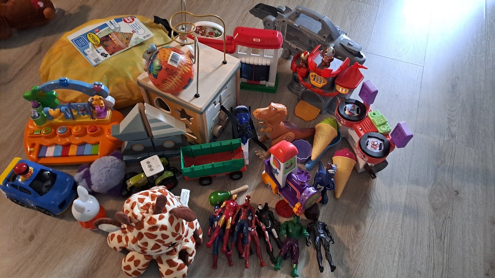 veel speelgoed + speeltent o.a. dino's, auto's marvel etc, Ophalen