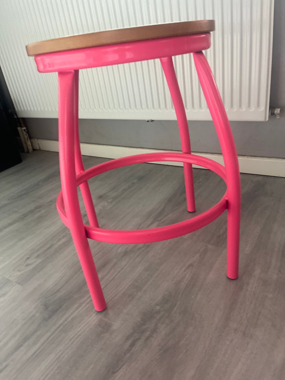 Foto 3 van Roze barkruk met houten zitting - kleine beschadiging
