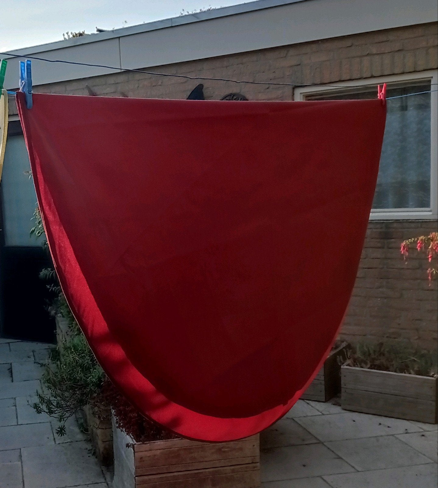 als nieuw rood rond tafelkleed diameter 160 cm, Huis en Inrichting, Tafelkleden, Ophalen, Zo goed als nieuw, 160 cm, 160 cm
