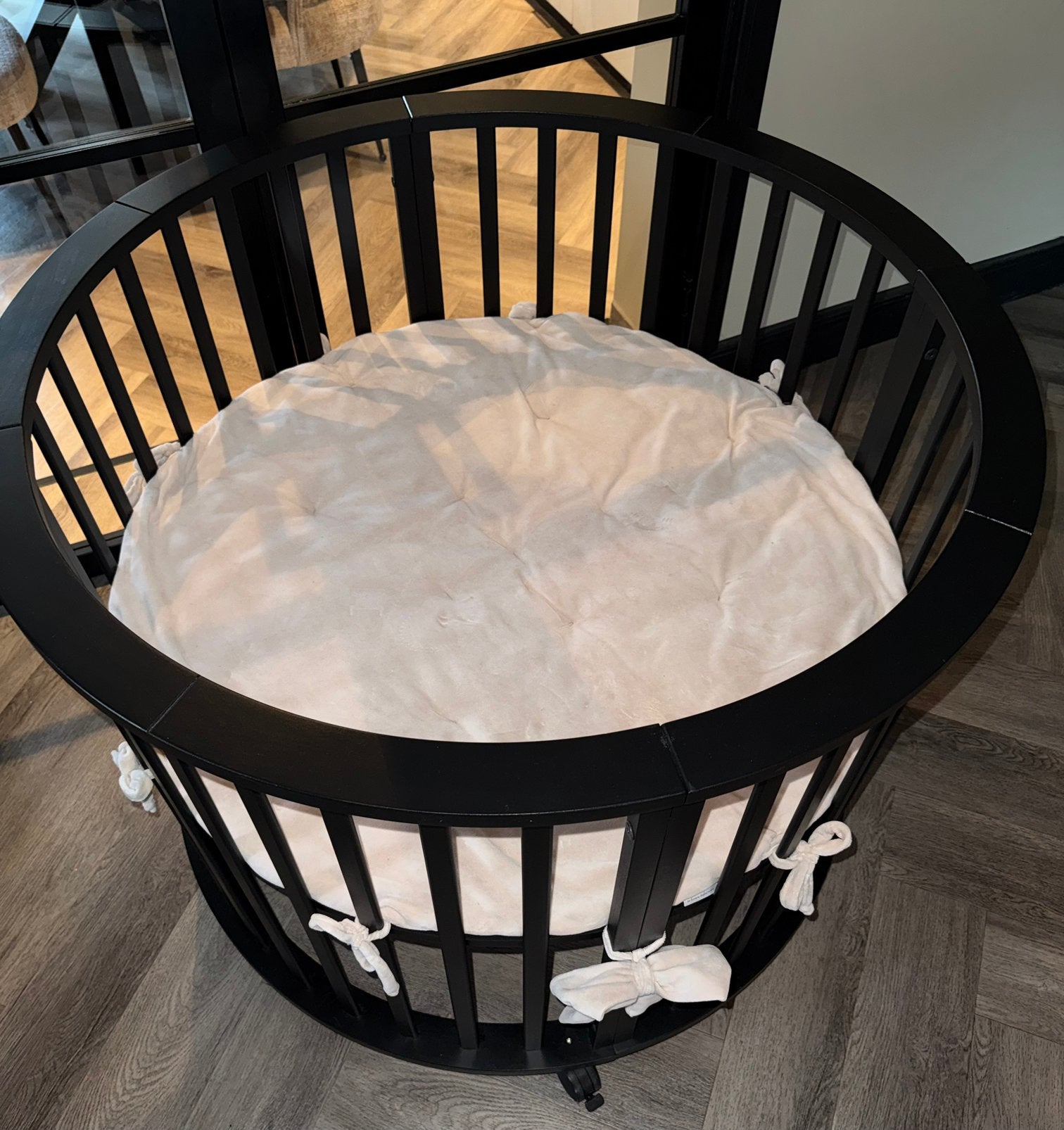 Mooie ronde baby box met beige velours boxaankleding, Kinderen en Baby's, Boxen, Ophalen, Zo goed als nieuw, Rond, In hoogte verstelbaar