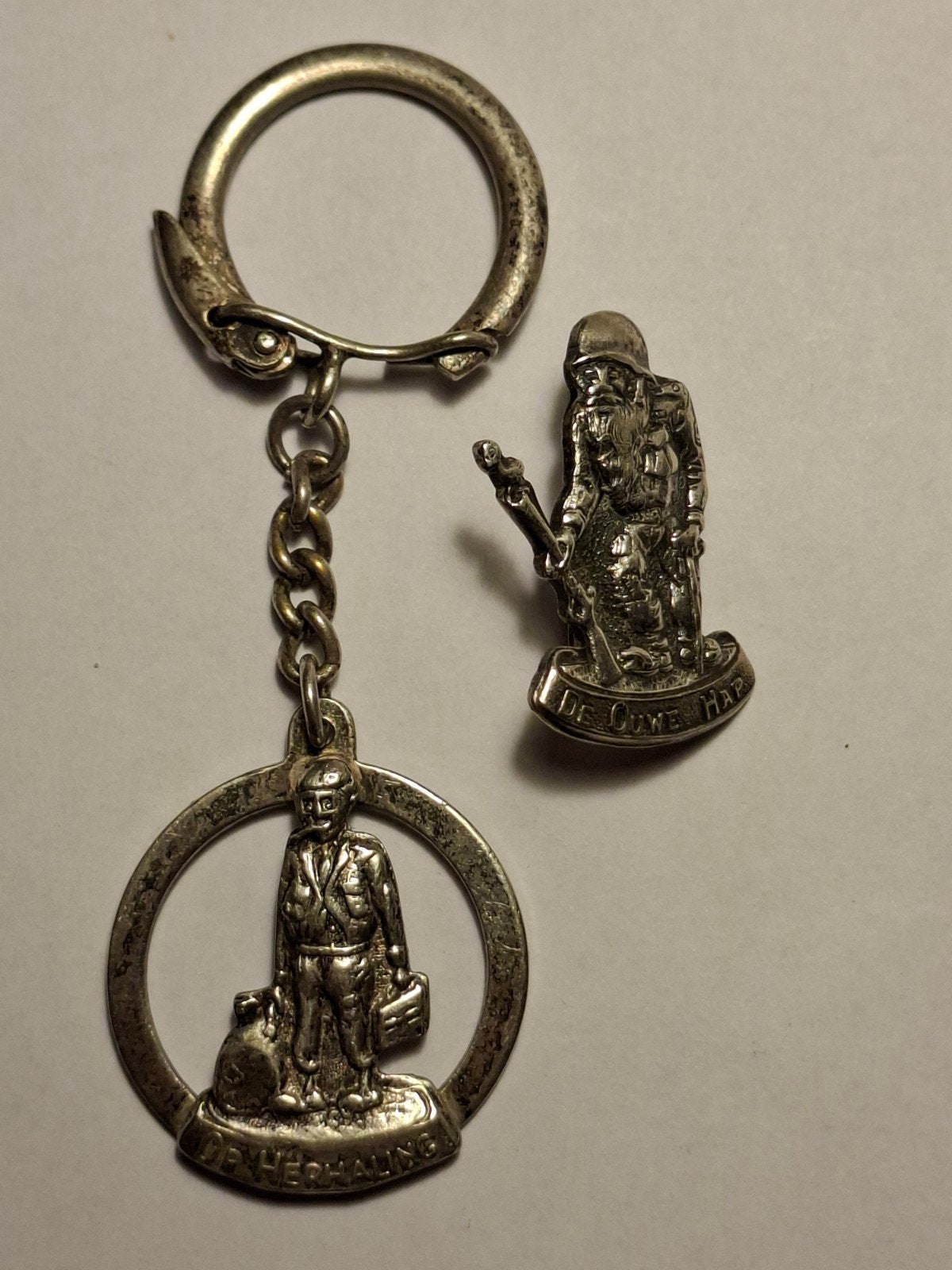 KL Diensttijd speldje en hanger Op Herhaling&Ouwe Hap, Ophalen of Verzenden, Landmacht, Nederland, Embleem of Badge