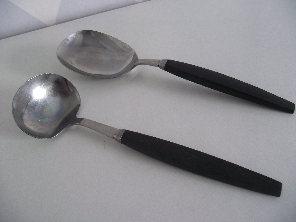 2 stuks vintage zwart bakeliet RVS  opscheplepels 1950 p st, Antiek en Kunst, Antiek | Bestek, Ophalen of Verzenden