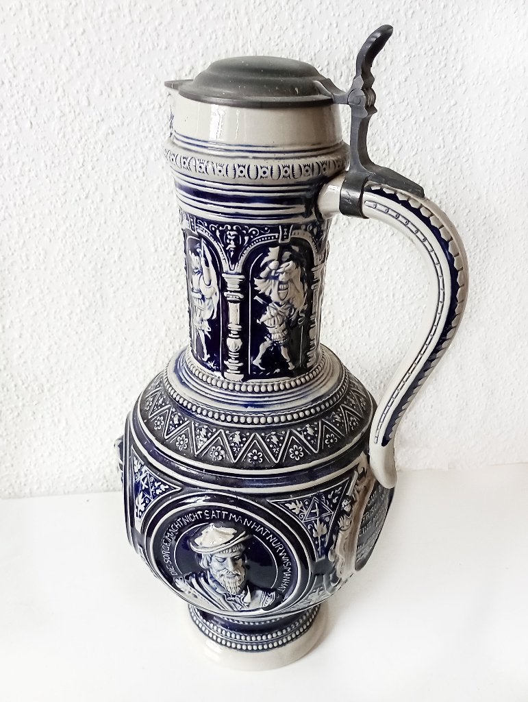 Antieke steengoed wijnkan met deksel en reliëf figuren, Antiek en Kunst, Ophalen of Verzenden